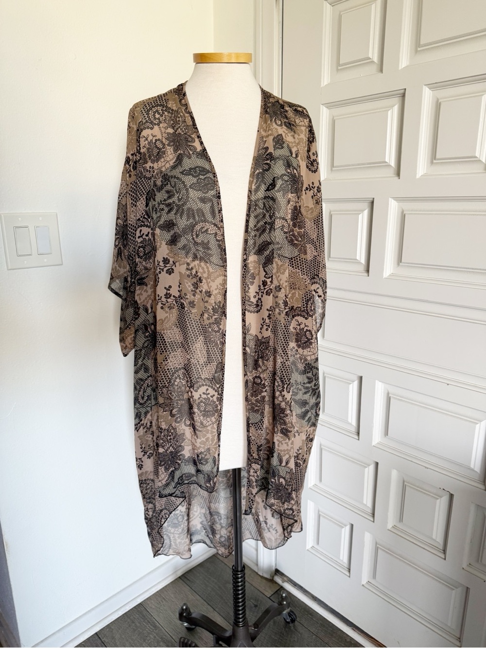 NWT Daniel Rainn Wrap Beige Black Floral Sheer Kimono Cape Size Small